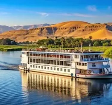 Vista panorâmica de um navio de cruzeiro de luxo navegando pelas águas calmas do Rio Nilo ao pôr do sol. 