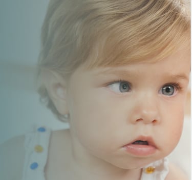 Niña pequeña con estrabismo