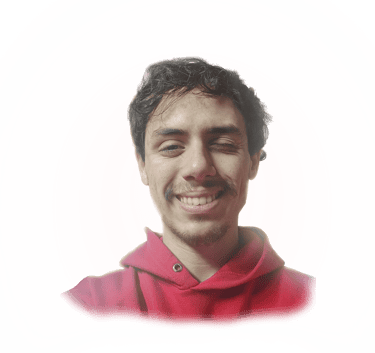 Chico mirando de frente a la camara con buzo rojo