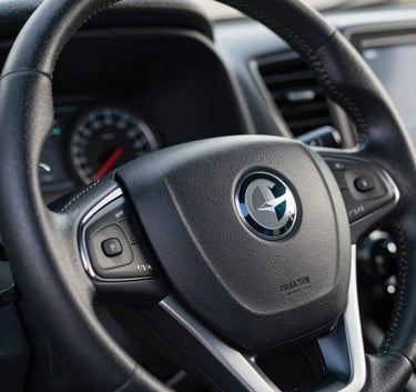 Detalle en primer plano de un volante de camión moderno con logotipos discretos, transmitiendo innovación y tecnología en el sector del transporte, Islas Canarias.