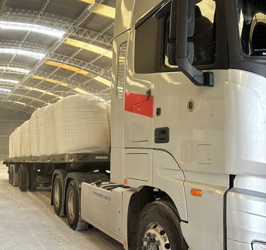 camión cargado con big bags de cal industrial