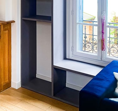 Bibliothèque intégrée Shelfi – Vaucresson – Valchromat gris – finitions artisanal