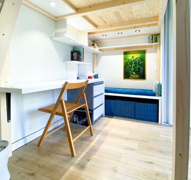 Bibliothèque mezzanine Shelfi – Neuilly-sur-Seine – rangements intégrés sous structure épicéa