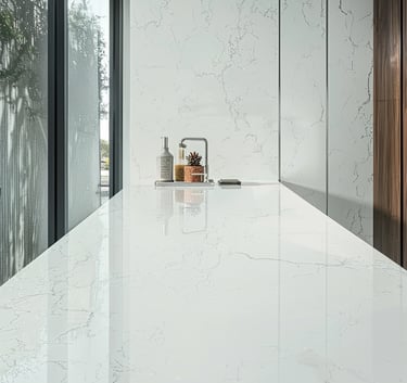 plancha de cuarzo blanca con vetas color café y gris