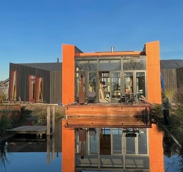 Residência em CLT finalizada com integração à paisagem na Holanda