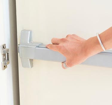 Ferme porte, porte claquée, le serrurier de Bordeaux installe toutes les fermetures de porte