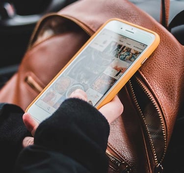 imagem de uma jovem usando seu celular nas redes sociais.