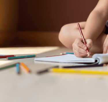 Enfant qui écrit