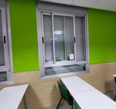 Sustitución de ventanas de aluminio Climalit con persianas en centro educativo de Valencia.