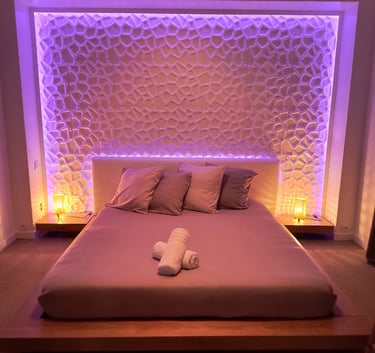 lit de la love room à la frontiere de l'iile et vilaine et du Morbihan , avec spa jacuzzi privatif
