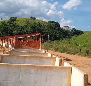 Avanço da montagem da supraestrutura modular em madeira do haras