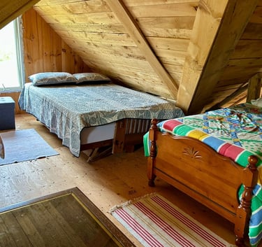Dortoir lit dans la mezzanine d'une cabane en bois