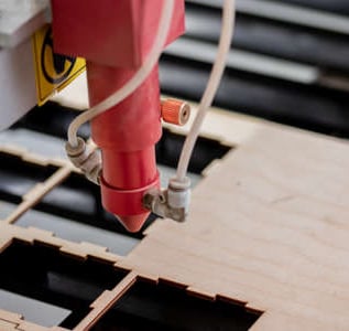 Laser cortando madera