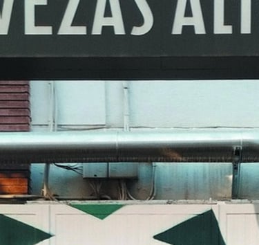 Graffiti mural en fachada fábrica Cervezas Alhambra. Para la campaña publicitaria de Grupo Mahou.