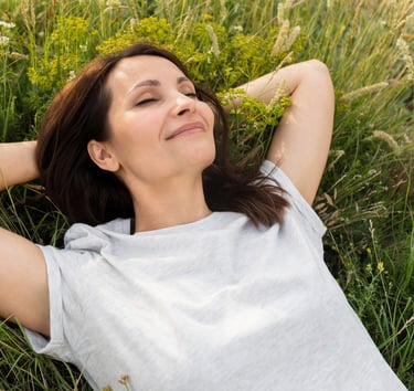femme relax grace a la sophrologie