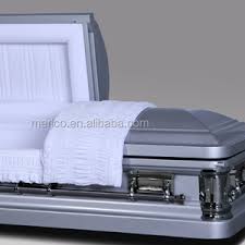 Cercueil élégant en métal argenté, doté d’un intérieur en crêpe blanc et de ferrures en chrome poli.
