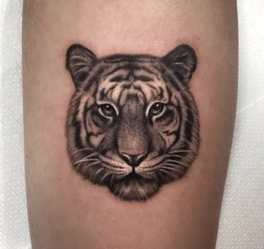 Naujai padaryta gyvuno tatuiruote ant rankos