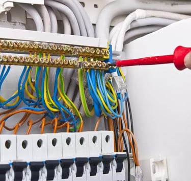 Elektrik iç tesisat kontrolü sırasında ekipmanların ve bağlantıların güvenliğini sağlayan teknisyen