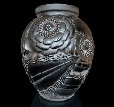 Rare vase noir signé Pierre d'Avesn