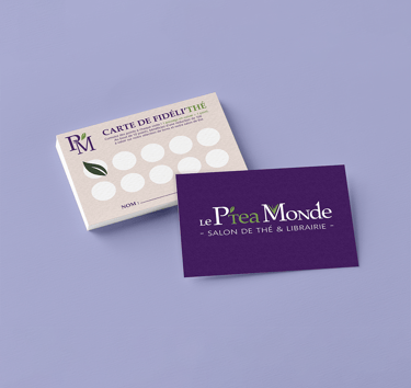 Une pile de cartes de fidélité cartonnées posées sur un fond violet, on voit le logo Le P'tea Monde