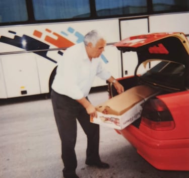 Ιδιοκτήτης Orange Taxi Καβάλα με το ιστορικό όχημα και αποσκευές πελάτη.