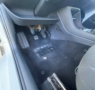 Avant nettoyage intérieur automobile – moquette côté conducteur et pédales