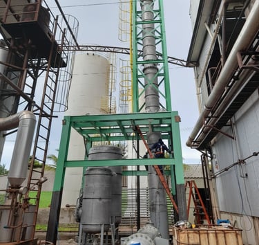 Equipe engebraga responsável pela montagem industrial eletromecânica - coluna destilação