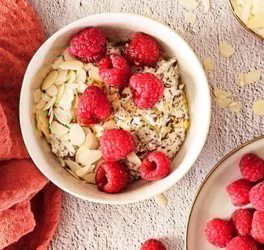 Keto amandelpap met frambozen, Keto recept, keto ontbijt