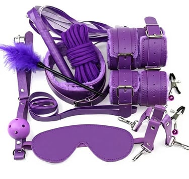 طقم ألعاب زوجية بنفسجي مع كلبشات جلد فرو وملحقات متعددة بتصميم أنيق وجودة عالية مناسب للأزواج