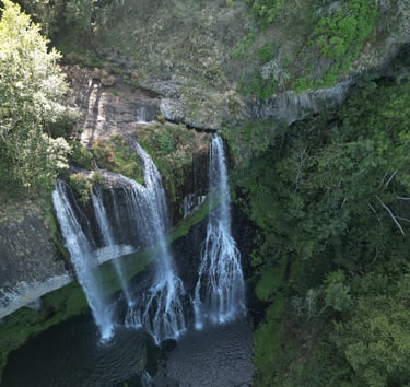 Chutes d'eau  au dessus lac