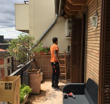 persona de AISPAM verificando una instalación