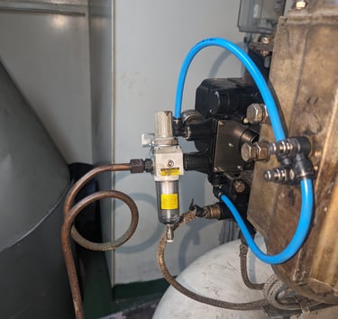 Air regulator with filter for capacity valve positioner on iner gas generator