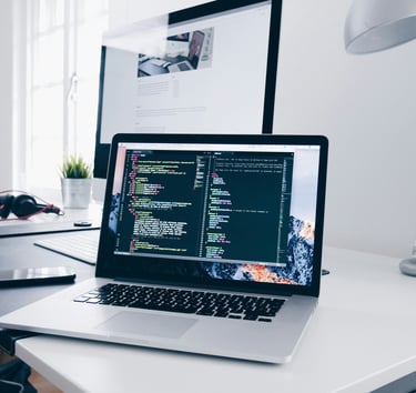 Servicios de desarrollo de software y de aplicaciones Web y Mobile