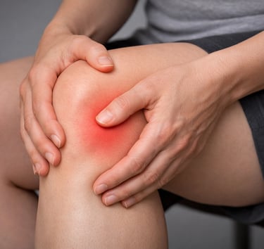 une personne qui souffre d'une douleur du genou avec rougeur 