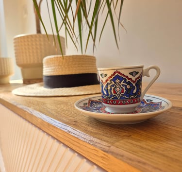 Obraz przedstawia estetycznie zaaranżowaną przestrzeń przytulnego mieszkania