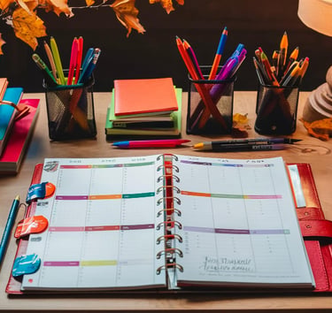 imagem ilustrativa da mesa de estudo com seu material educativo e agendas abertas para anotações.