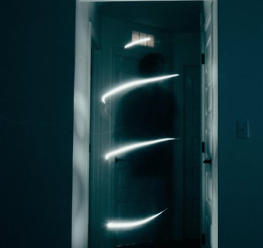 Accompagnement nettoyage de lieux - Raphaël Pacchiani - Une porte qui dégagent des rais de lumière..
