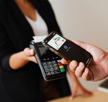 uma pessoa segurando um celular na mão