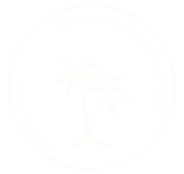 Logo van Medisch Pedicure Grote Berg met een cirkelontwerp en twee palmboomiconen.