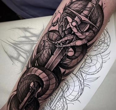 blackwork käärme ja miekka tatuointi