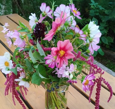 bouquet rose sur une table les Jardins d'Adonis