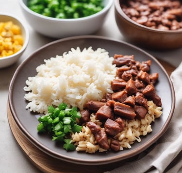 prato de arroz, feijão, carne e salada em um prato em cima de uma mesa