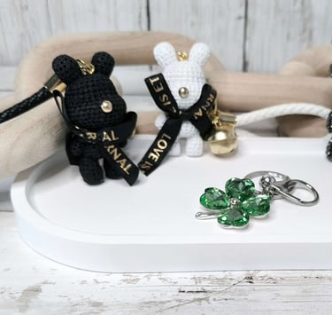 Porte-clés élégant et symbolique, accessoire raffiné pour tous les styles.