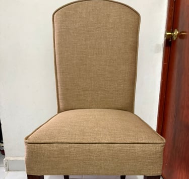 silla tapizada color dorado