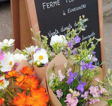 étal de marché avec bouquets ferme florale jardins d'adonis