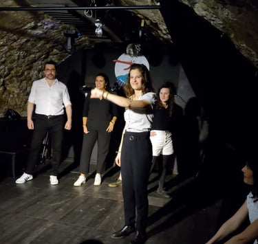 Laura Capit sur la scène de l'Improvibar à Paris