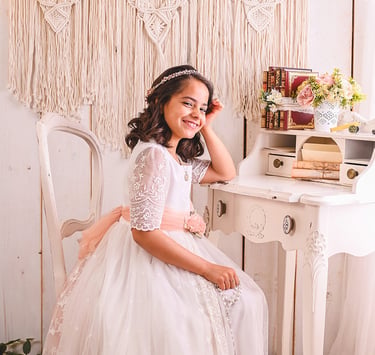 Sesión de comunión de niña en estudio de estilo romántico realizado en Almendralejo por Amélie Art.