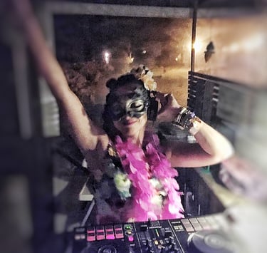 Dj mulher com fone de ouvido em Paris, França