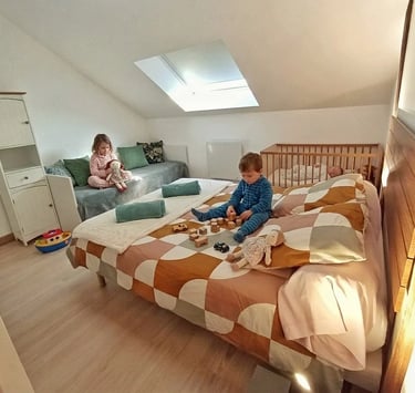 Chambre familiale du Gîte Bricabroc au Lude : le paradis des enfants avec lit bébé et jeux