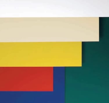 Panneau Dibond sur mesure installé en façade par AVOSPUB à Lyon